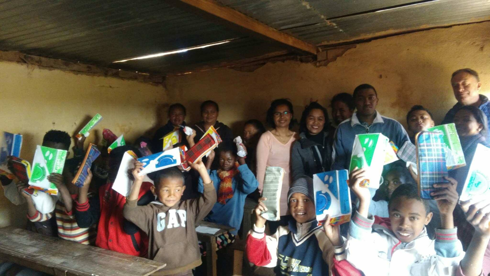 Photo 17 — enfants et équipe de Kilonga Tafita sur le terrain