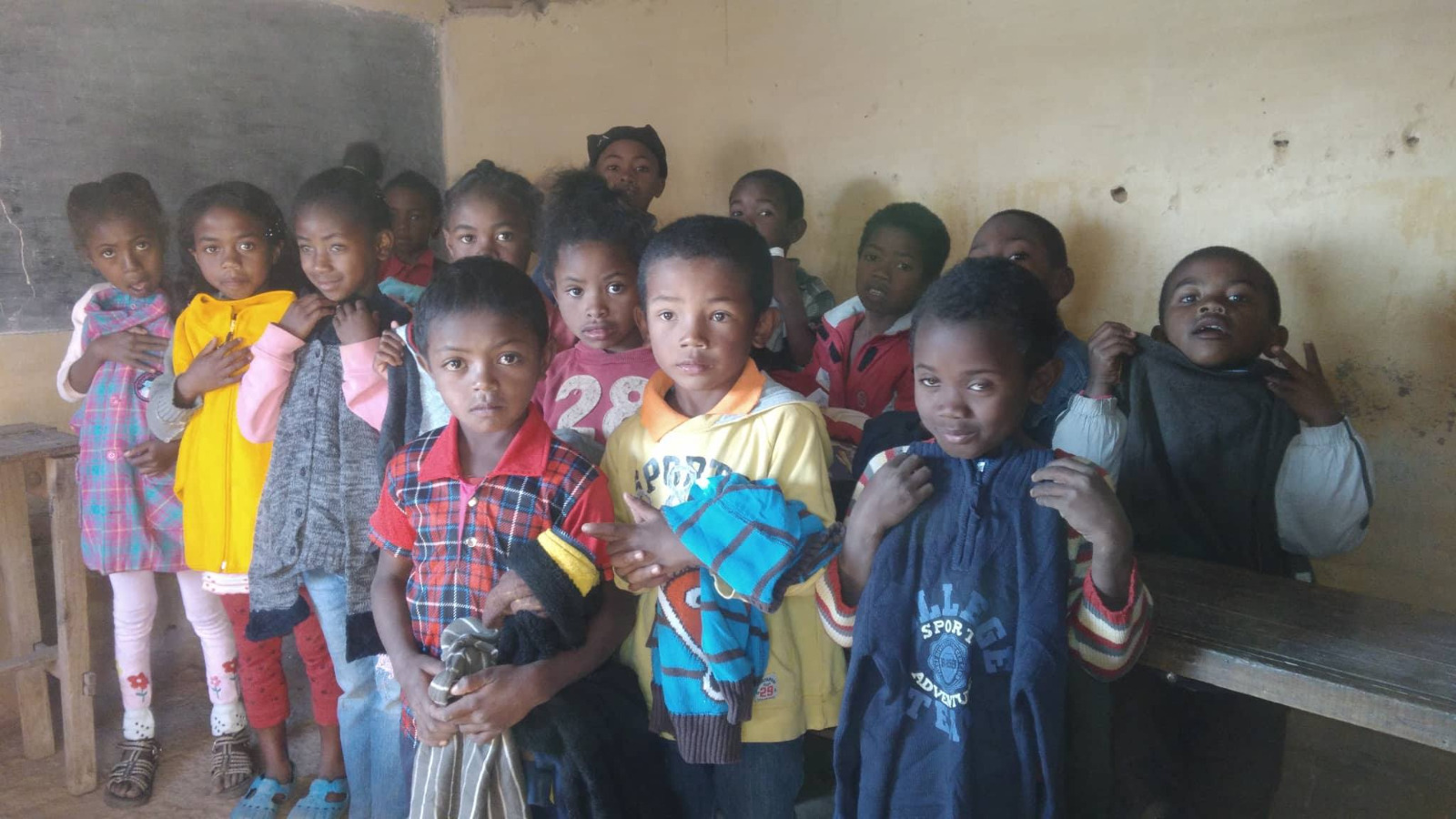 Photo 19 — enfants et équipe de Kilonga Tafita sur le terrain