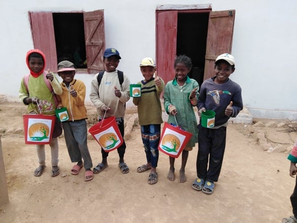 Photo 2 — enfants et équipe de Kilonga Tafita sur le terrain