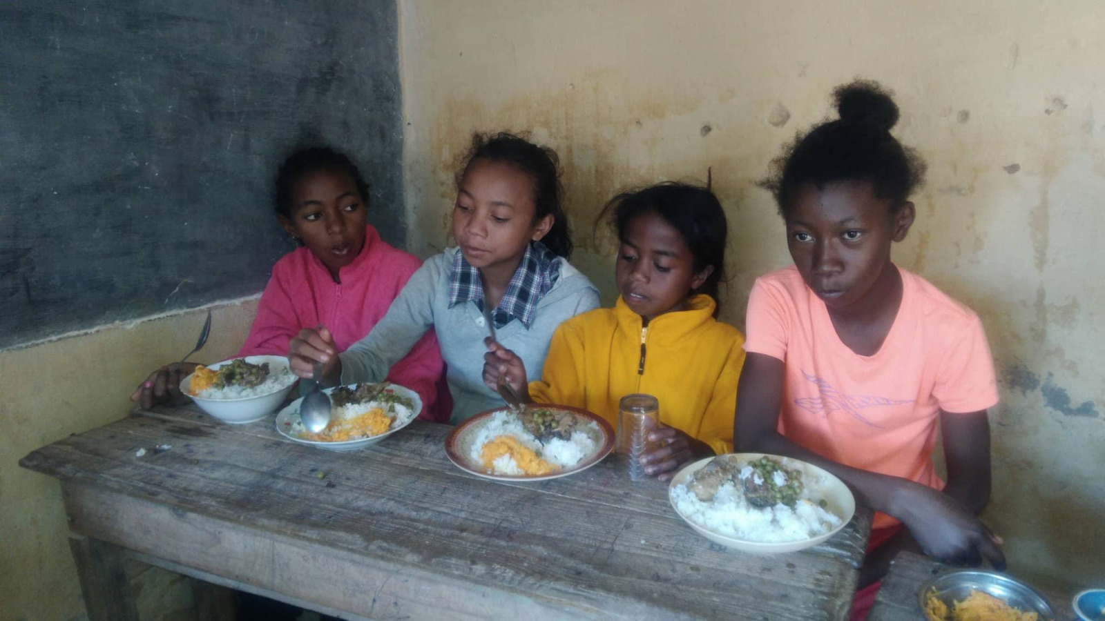 Photo 20 — enfants et équipe de Kilonga Tafita sur le terrain