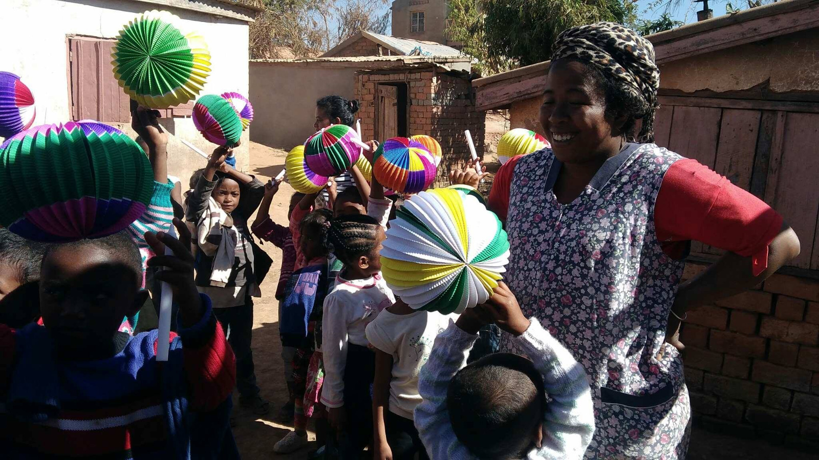 Photo 21 — enfants et équipe de Kilonga Tafita sur le terrain