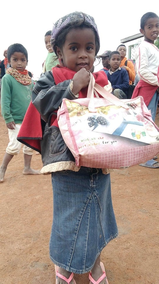 Photo 24 — enfants et équipe de Kilonga Tafita sur le terrain