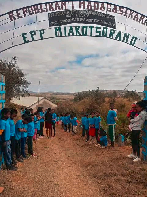 Photo 29 — enfants et équipe de Kilonga Tafita sur le terrain