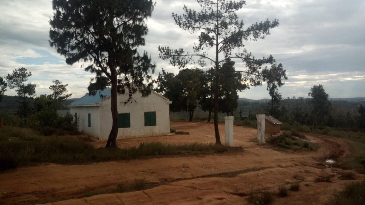 Photo 33 — enfants et équipe de Kilonga Tafita sur le terrain