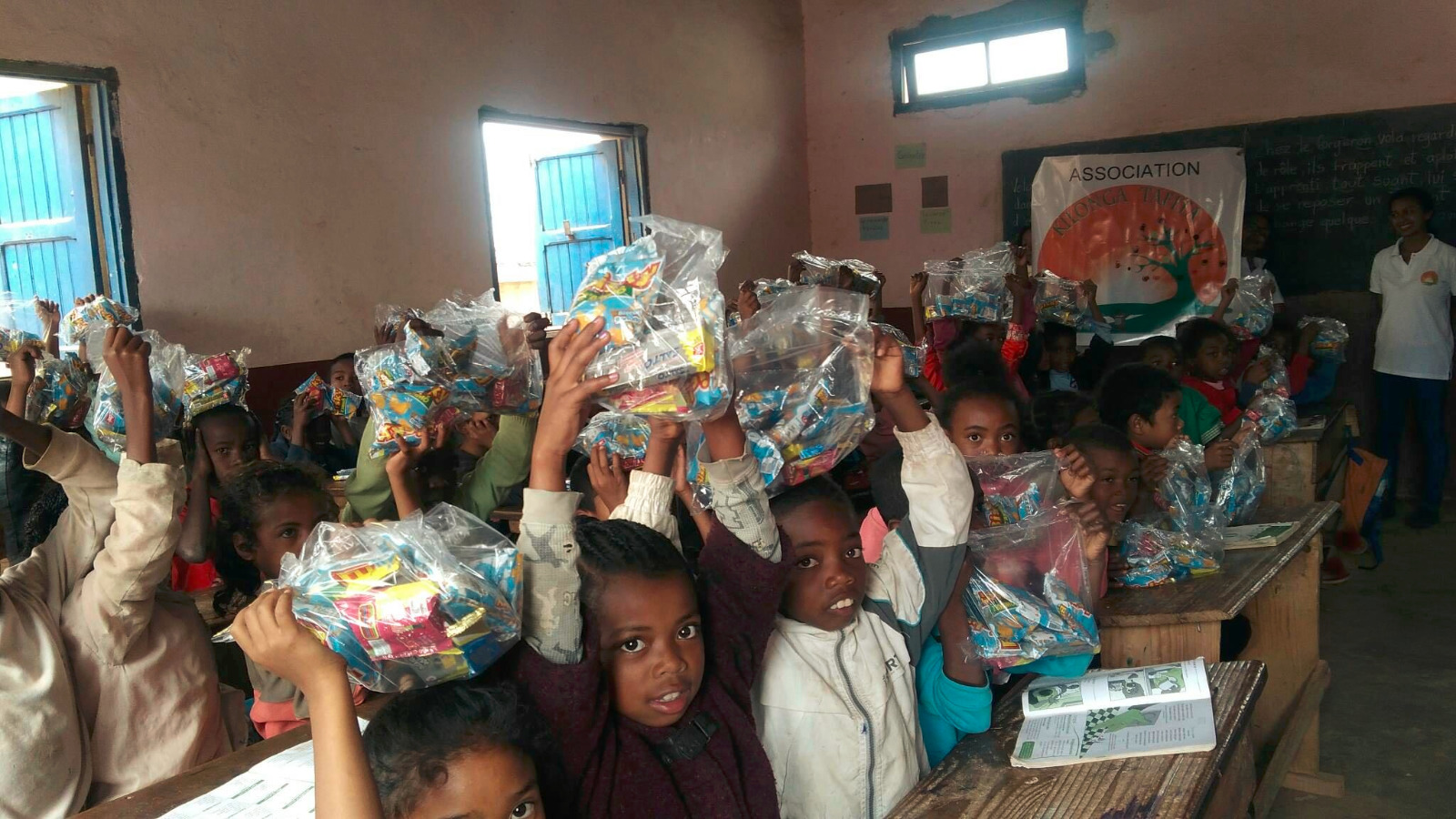 Photo 43 — enfants et équipe de Kilonga Tafita sur le terrain