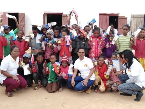 Photo 5 — enfants et équipe de Kilonga Tafita sur le terrain