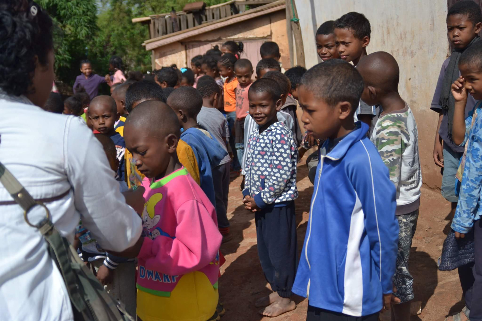 Photo 6 — enfants et équipe de Kilonga Tafita sur le terrain