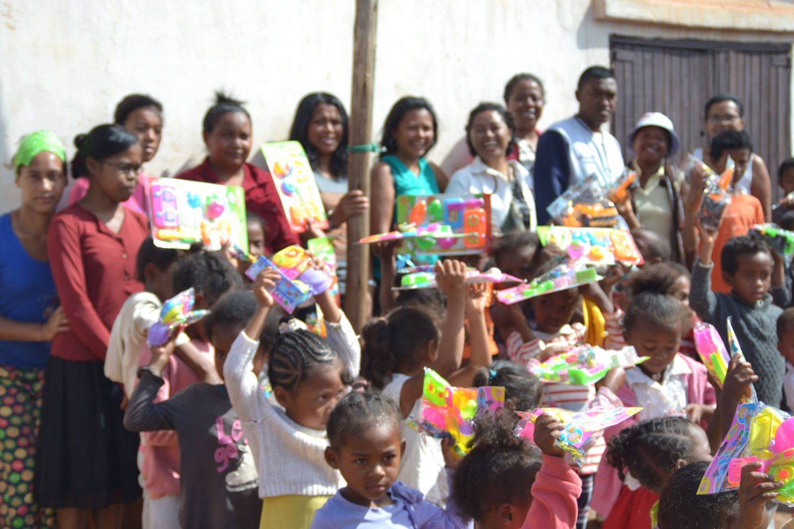 Photo 7 — enfants et équipe de Kilonga Tafita sur le terrain